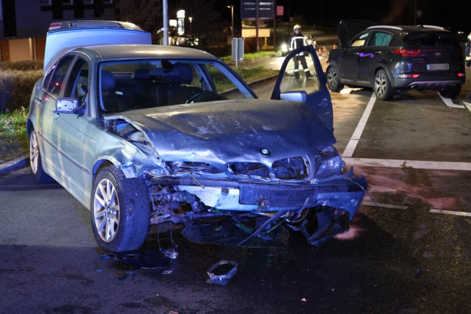 Der Kia und der BMW krachten auf der Kreuzung B169 und S255 frontal ineinander.