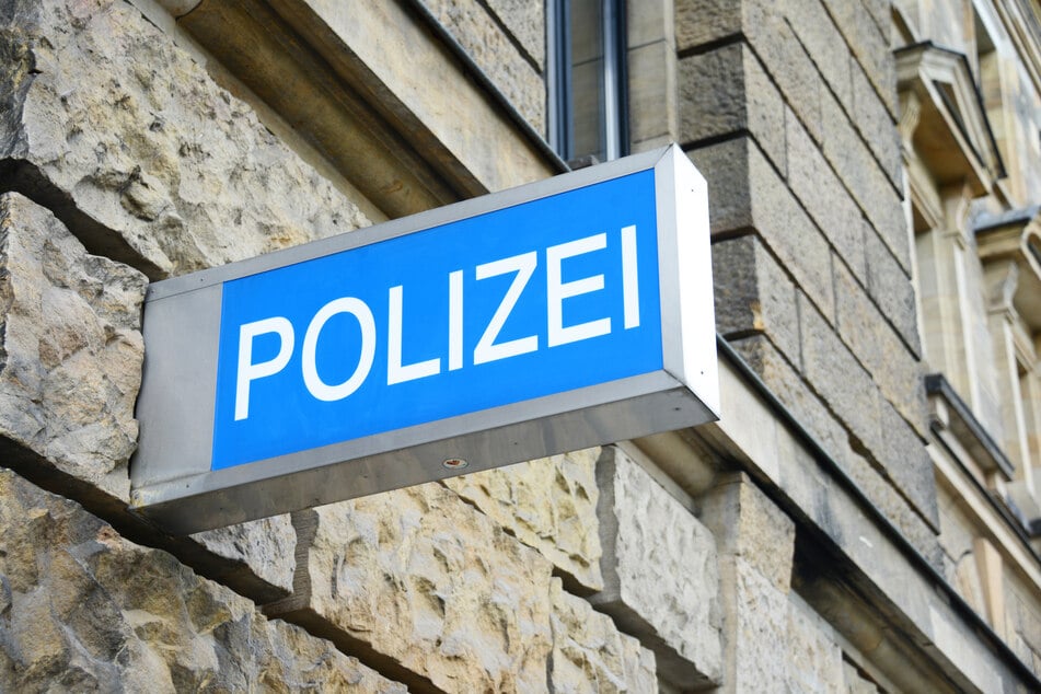 Die Polizei rät, keinesfalls Geld zu überweisen und sich im Zweifelsfall bei der Behörde zu melden. (Symbolbild)