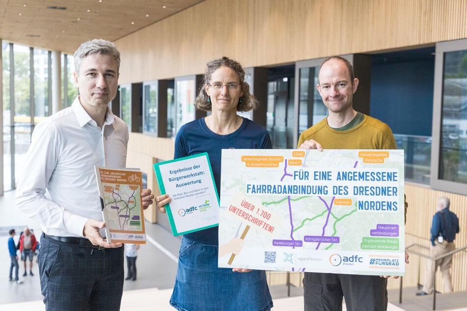 Baubürgermeister Stephan Kühn (v.l., 45, Grüne) nahm am Dienstag die Unterschriften von den ADFC-Mitgliedern Gesa Dickert (44) und Nils Larsen (40) entgegen.