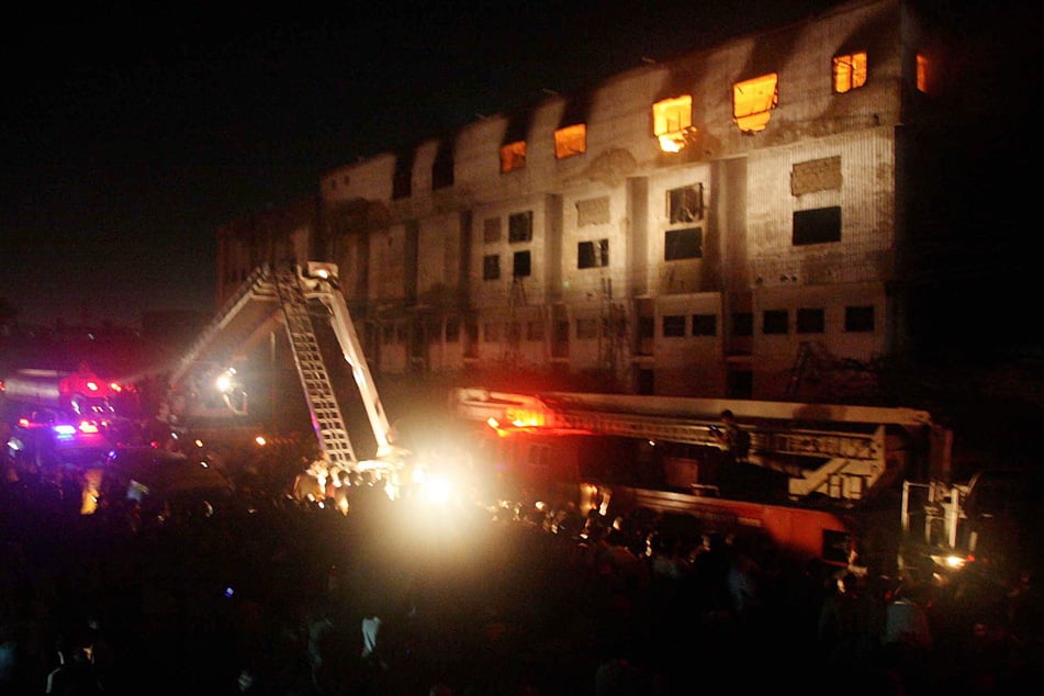 2012 starben hunderte Menschen bei einem Fabrik-Brand.