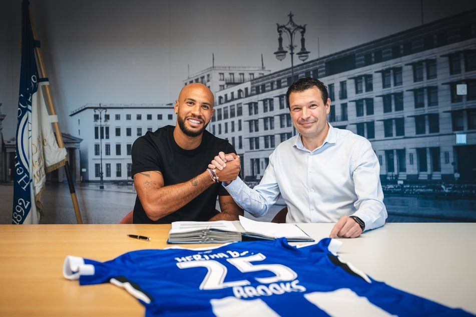 John Anthony Brooks (31, l.) mit Sportdirektor Benjamin Weber (44, r.) bei der Vertragsunterzeichnung. Er wird mit der Rückennummer 25 auflaufen.