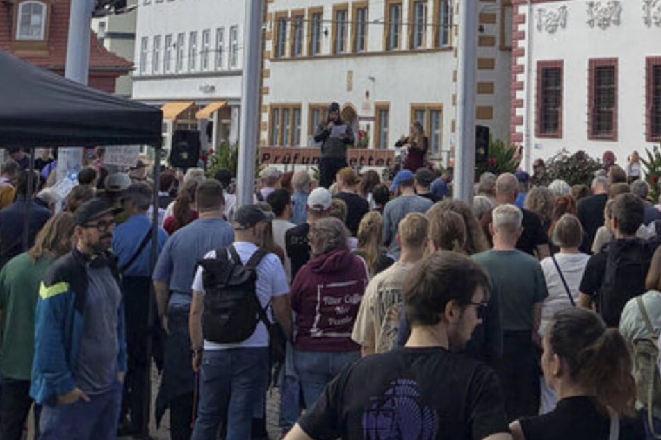 Rechtsextreme Parteien verbieten: Hunderte Menschen in Erfurt auf der Straße