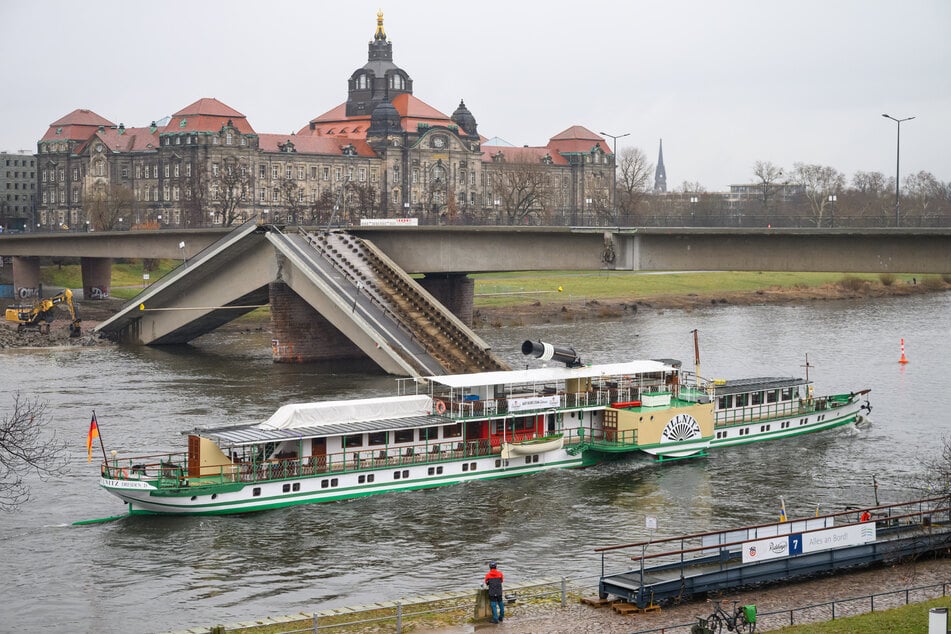 Auch Dampfer "Pillnitz" glitt unter der Carolabrücke hindurch.