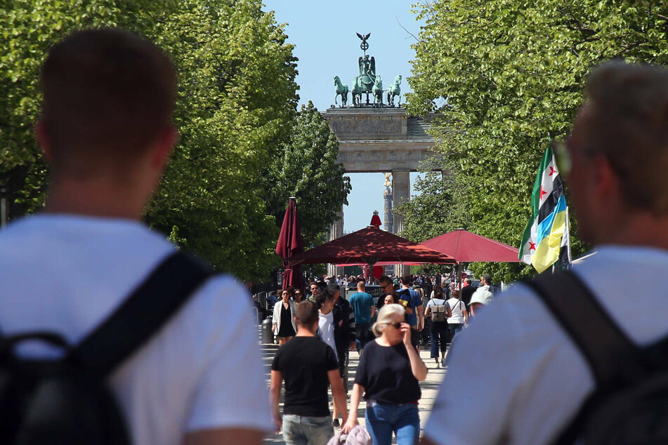 Berlin: Pfingsten lockt mit Sonne, aber der Regenschirm sollte eingepackt werden