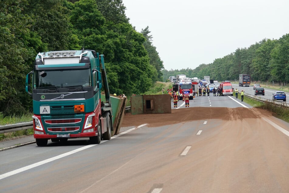 Das Gespann hatte Container mit Filterschlamm aus einem Stahlwerk geladen.