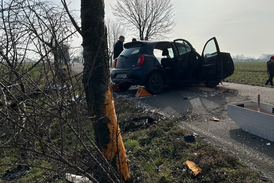 Der Nissan war gegen einen Baum gekracht.