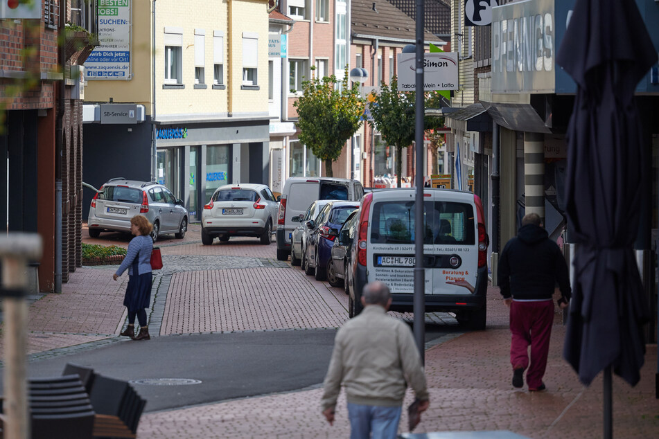 Nur wenige Passanten sind in der Innenstadt von Baesweiler unterwegs.