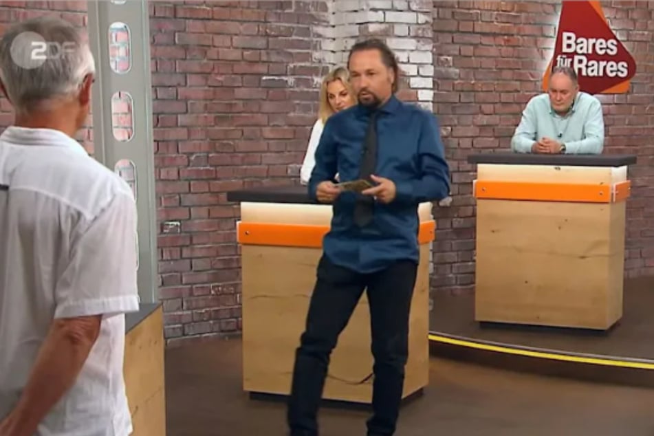 Händler Wolfgang Pauritsch (53) greift tief in die Tasche und legt satte 1250 Euro für das außergewöhnliche Schmuckstück auf den Tisch.