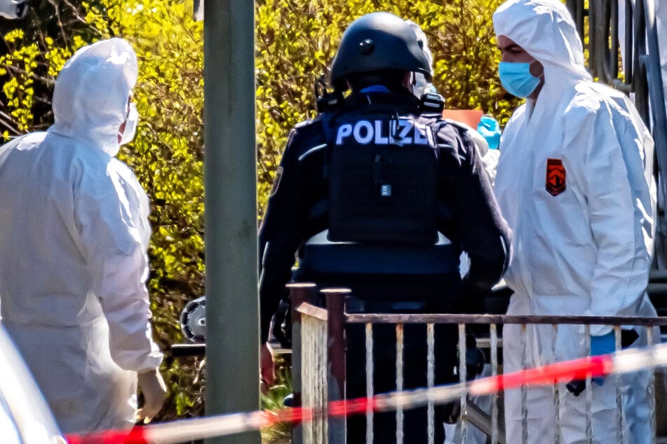 Ein Ehepaar und dessen Sohn wurden im April in Weitefeld getötet. Danach setzen umfangreiche Ermittlungen in der Gemeinde ein.