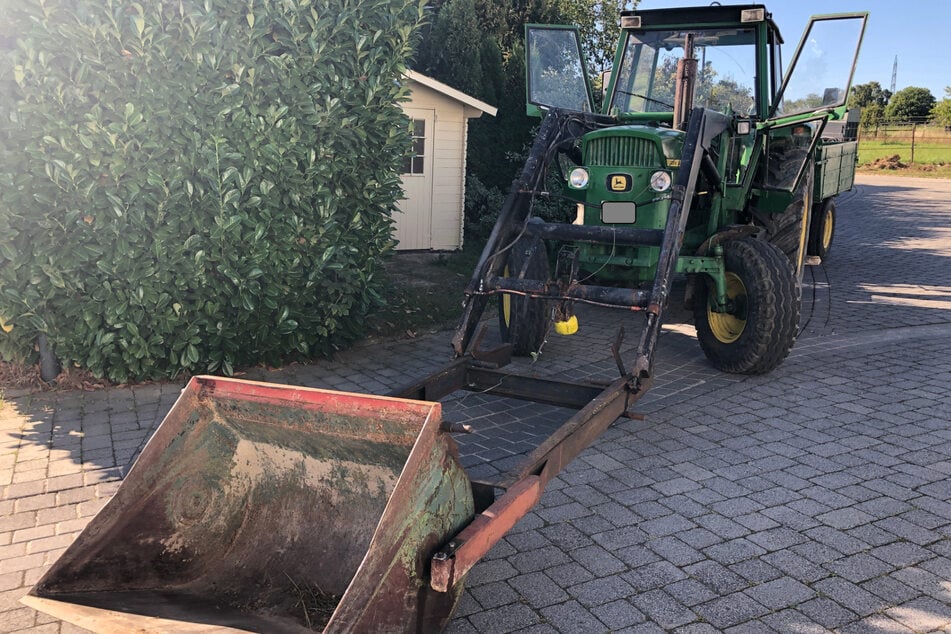 Während einer üblichen Unfallaufnahme ging den Polizeibeamten ein eigens umgebauter Traktor mit Baggerschaufel ins Netz.