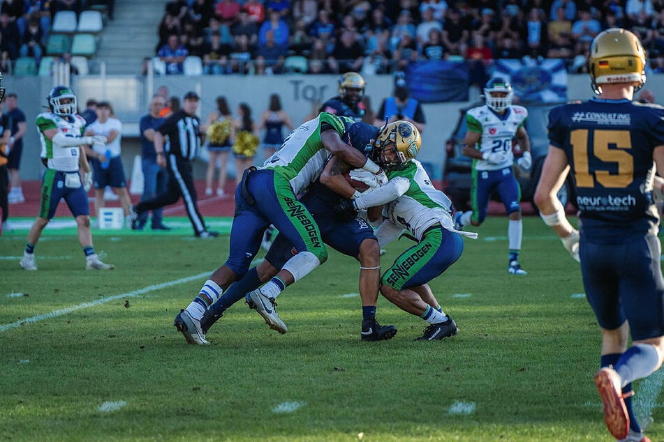 Nico Barrow (22, M.) war auch von zwei Mann nicht zu stoppen und machte gegen Straubing drei Touchdowns.