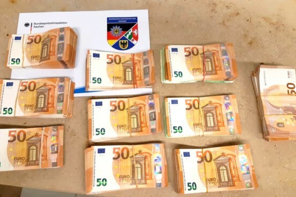 Mit fast 60.000 Euro Bargeld haben Bundespolizisten zwei Männer (41, 52) an der Abfahrt Aachen-Laurensberg angehalten. Woher das Geld stammt, ist unklar.