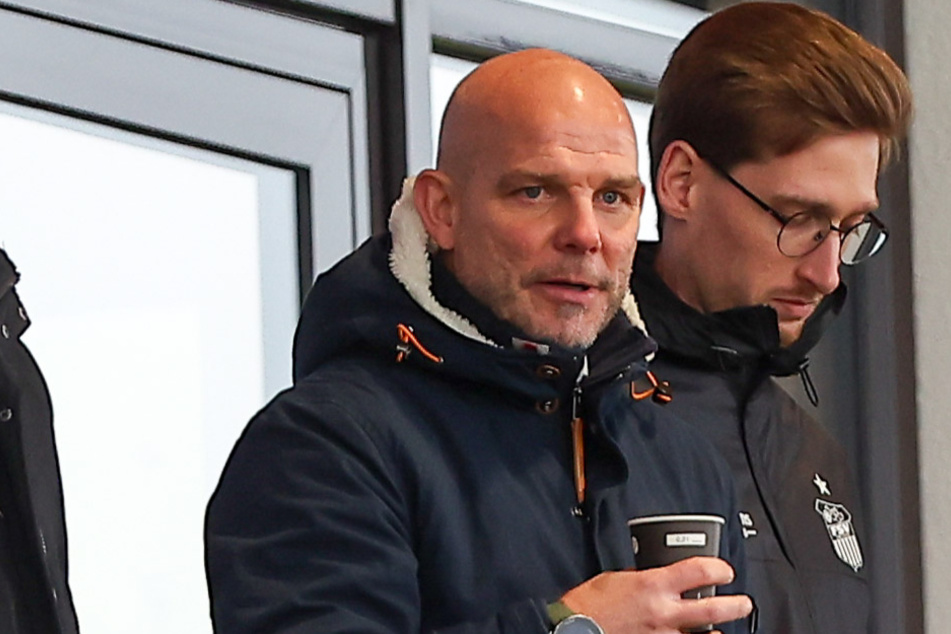 Ronny Thielemann (49, l.) schaute sich am Samstag das FSV-Spiel noch von der Tribüne aus an, am Montag fand die erste Pressekonferenz mit dem neuen Trainer statt.