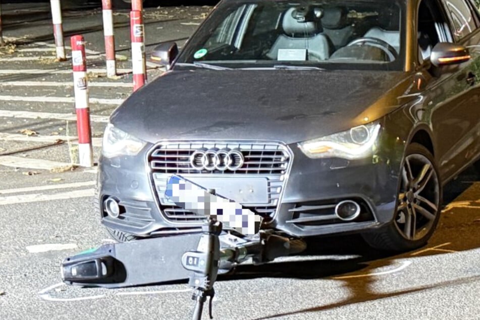 Der E-Scooter-Fahrer stürzte und wurde dabei schwer verletzt. Die Hintergründe des Crashs sind noch unklar.