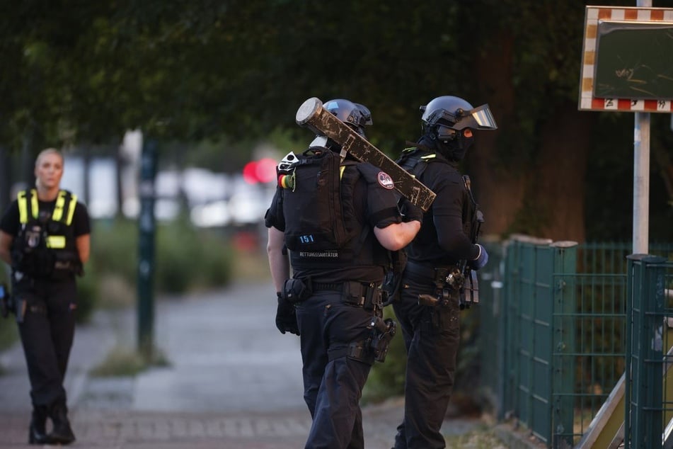 Das SEK ist vor dem Gebäude im Einsatz.