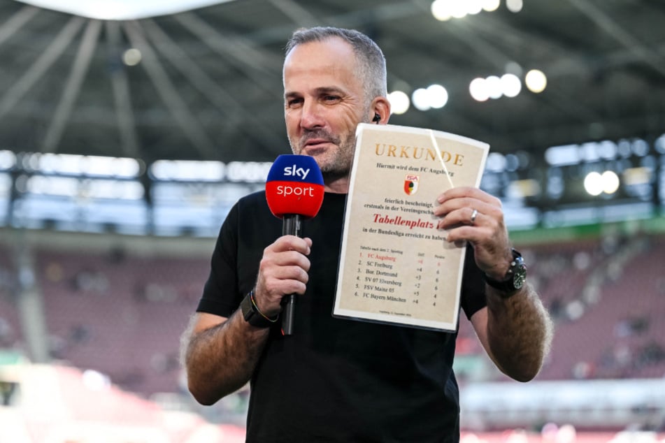 Augsburg-Trainer Manuel Baum erhielt vor Anpfiff eine Urkunde mit dem Tabellenstand nach dem zweiten Spieltag.