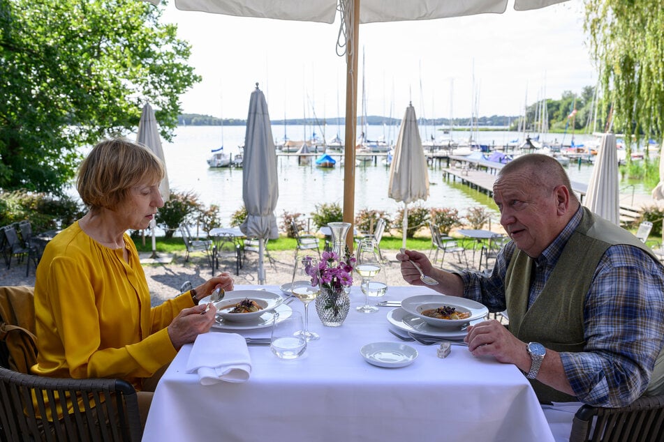 Dr. Helene Sturbeck und Jan-Hinrich Reuter im Fisch-Restaurant "Kombüse".