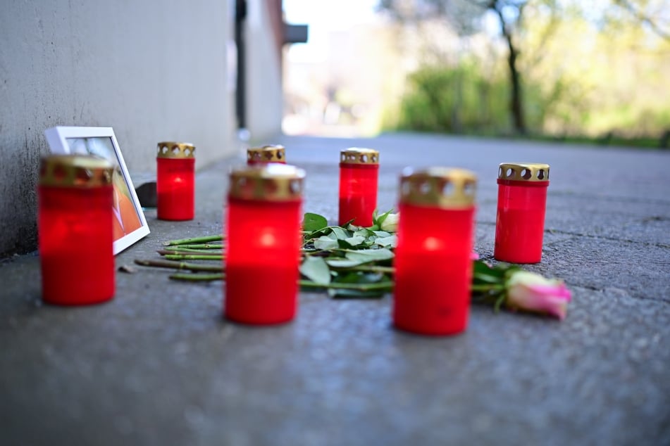 Menschen hinterließen Kerzen, Blumen und ein Foto des Verstorbenen (†61) vor dem Haus in Berlin-Gesundbrunnen.