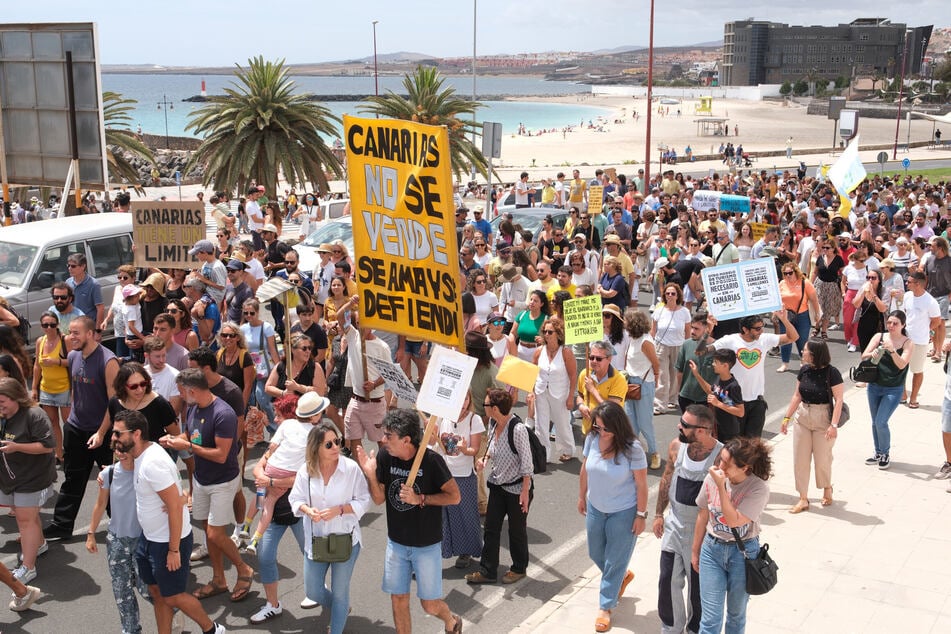 Auch auf Fuerteventura demonstrierten Menschen unter anderem gegen die schleichende Zerstörung ihrer Insel durch Massentoruismus.