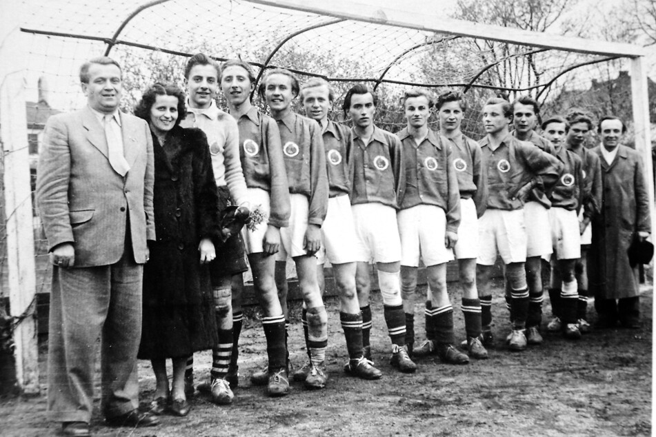 Die Jugendmannschaft um Wolfgang Oeser (6.v.r.) in den "Fallschirm"-Trikots. Heimspiele bestritt die Truppe an der Hebbelstraße, heute Platz des SV Post.