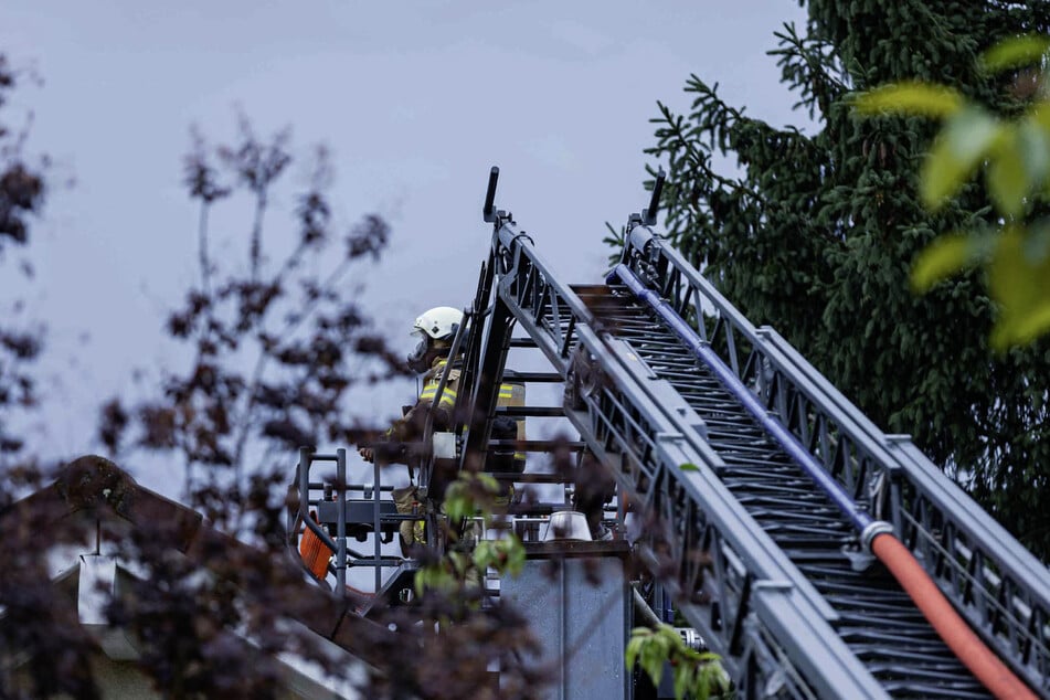 Die Einsatzkräfte gingen unter anderem mit einer Drehleiter im Außenangriff gegen den Dachstuhlbrand in Alt-Refrath vor.