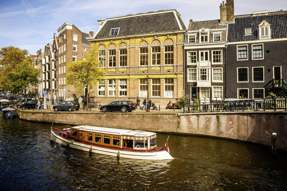 Eine Grachtenfahrt gehört zum Amsterdam-Trip einfach dazu. Große Boote kosten ab etwa 15 Euro pro Person. Kleinere sind preisintensiver, dafür privater.