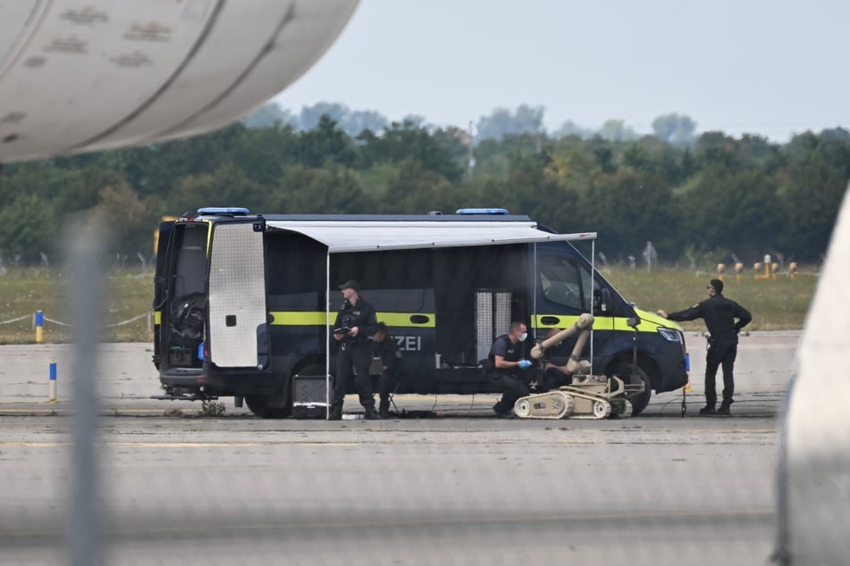 Kriminaltechniker mit dem Sprengstoffroboter, der in der Nacht am Flughafen Leipzig/Halle zum Einsatz kam.