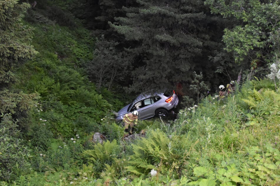 Die Feuerwehr musste das Wrack aus der Schlucht bergen.