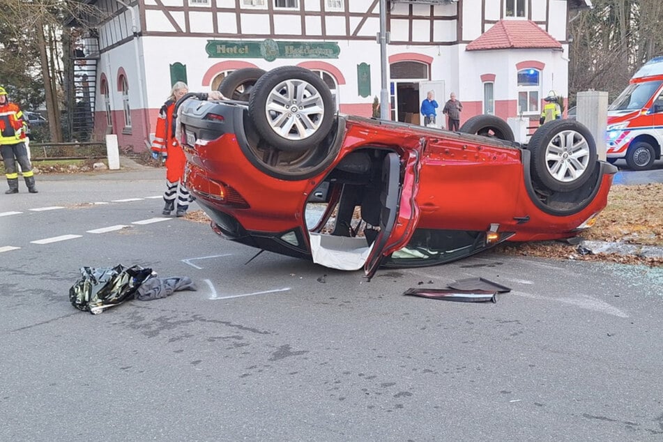 Renault überschlägt sich bei Crash im Norden: Drei Personen verletzt