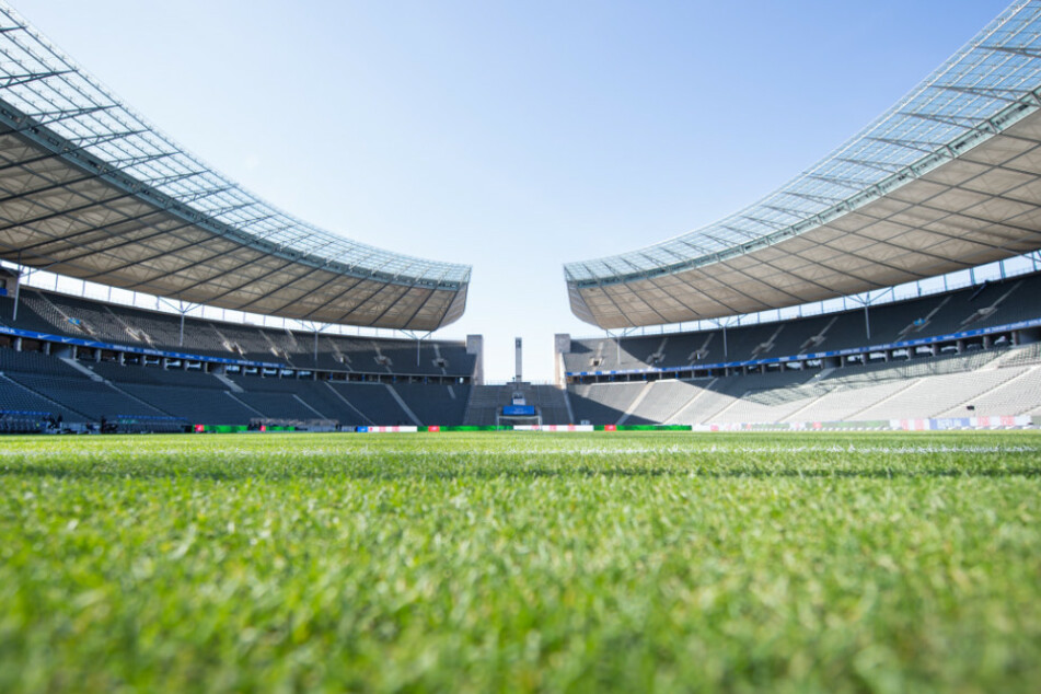 Das leere Berliner Olympiastadion mit Blick auf dem Glockenturm