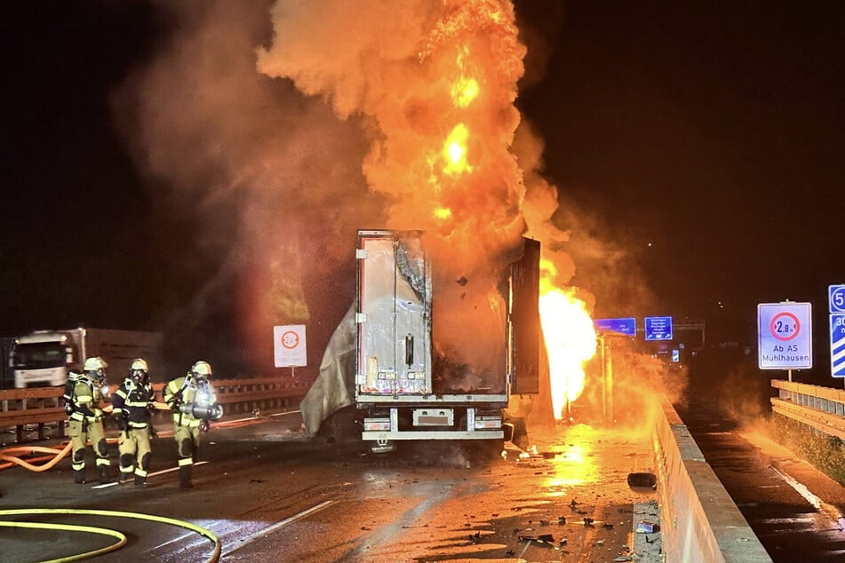 Seit den frühen Morgenstunden spucken meterhohe Flammen aus einem Laster auf der A8.