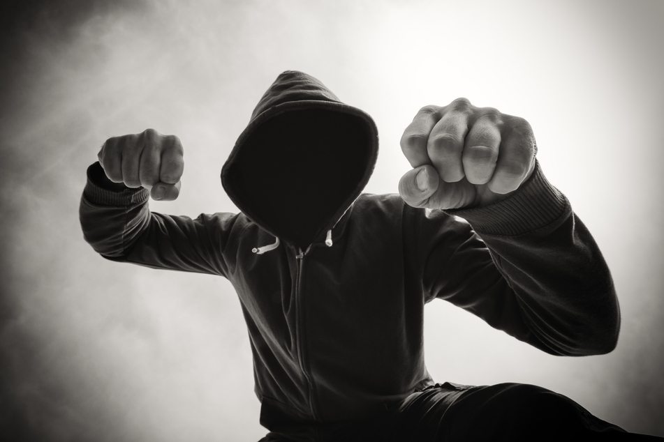 Am Samstag wurde ein 27-Jähriger von zwei Männern bedroht und geschlagen (Symbolbild).