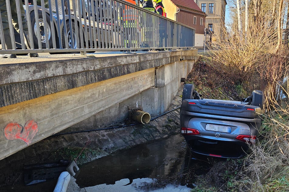 Ein Auto kam von der Straße ab und landete in einem Bach.