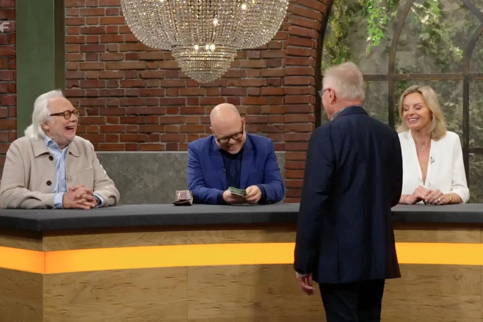 Händler Benjamin Leo Leo (53, 2. v. l.) sichert sich für 450 Euro den Zuschlag.