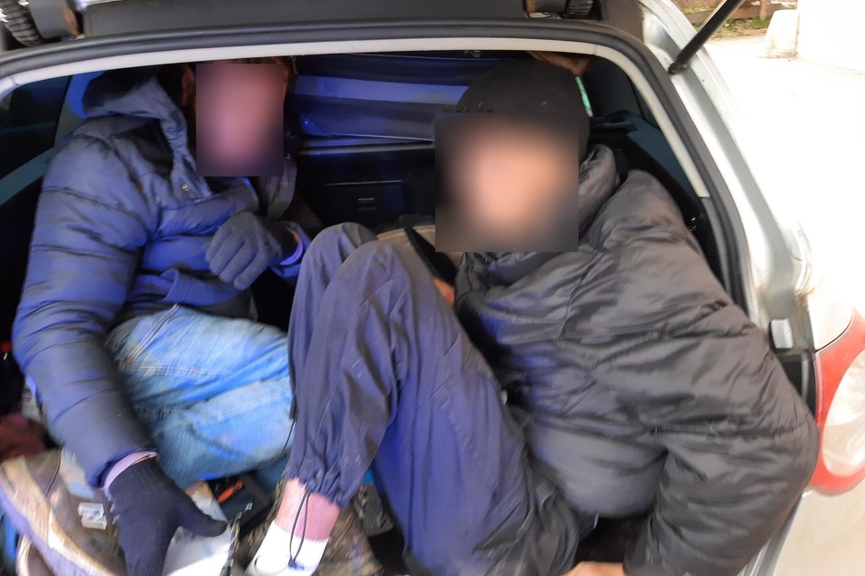 Zwei Männer kauerten während der Fahrt nach Deutschland im Kofferraum des Autos.