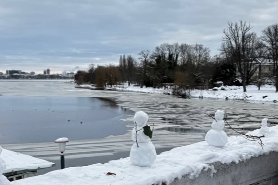 Über 80 winzige Schneemänner zierten die Fernsichtbrücke in Hamburg. Als sie zerstört wurden, kam es zum Flashmob.