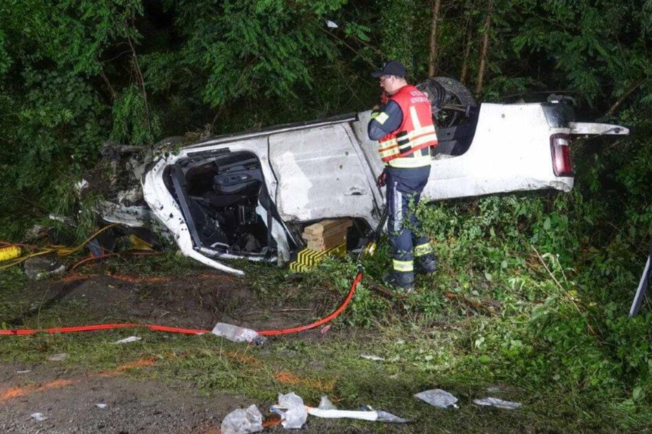 Auto rast über Kreisverkehr und überschlägt sich mehrfach - Vier Tote!