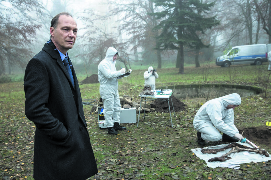 Kommissariatsleiter Peter Michael Schnabel (Martin Brambach, l.) und die Kollegen der Spurensicherung graben im Garten Schauerliches aus.