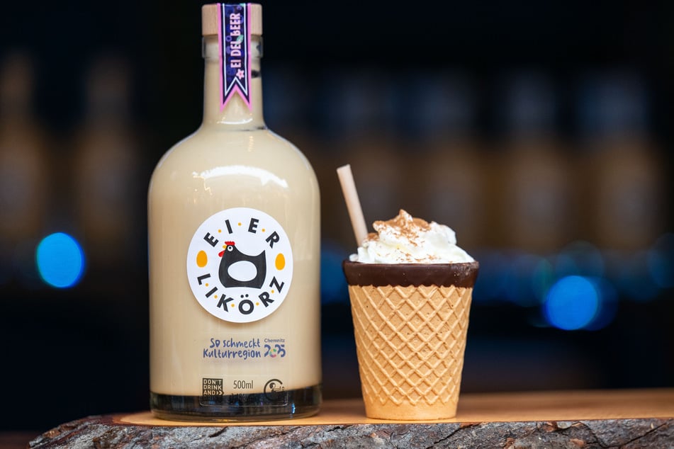 Eierlikör und Punsch wird am "Eierlikörz"-Stand auf dem Weihnachtsmarkt angeboten.