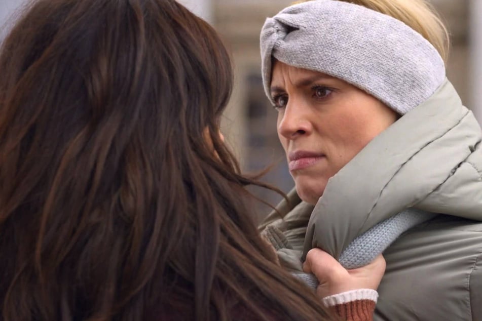 Zoe (r.) macht böse Miene zum bösen Spiel und versucht, Laura einzuschüchtern.