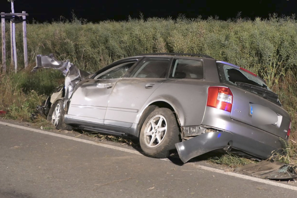 Der Audi war gegen einen Baum geprallt und hatte sich mehrfach überschlagen. Der 36-jährige Fahrer wurde leicht verletzt.