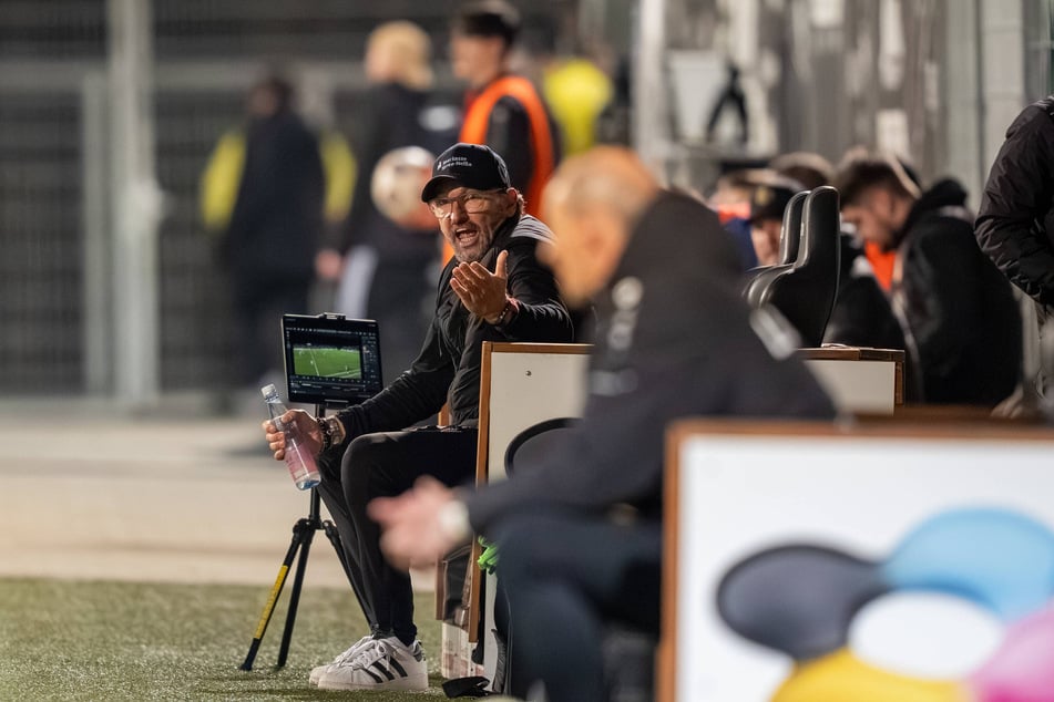 Pele Wollitz (l.) versteht die Welt nicht mehr. Ein Tor seines Teams wird zu Unrecht zurückgepfiffen.