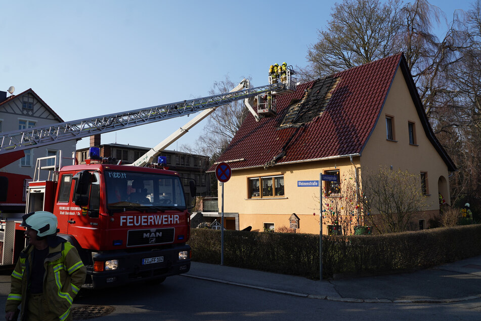 Unter einer Solaranlage konnte die Feuerwehr den Dachstuhlbrand noch im letzten Augenblick löschen.