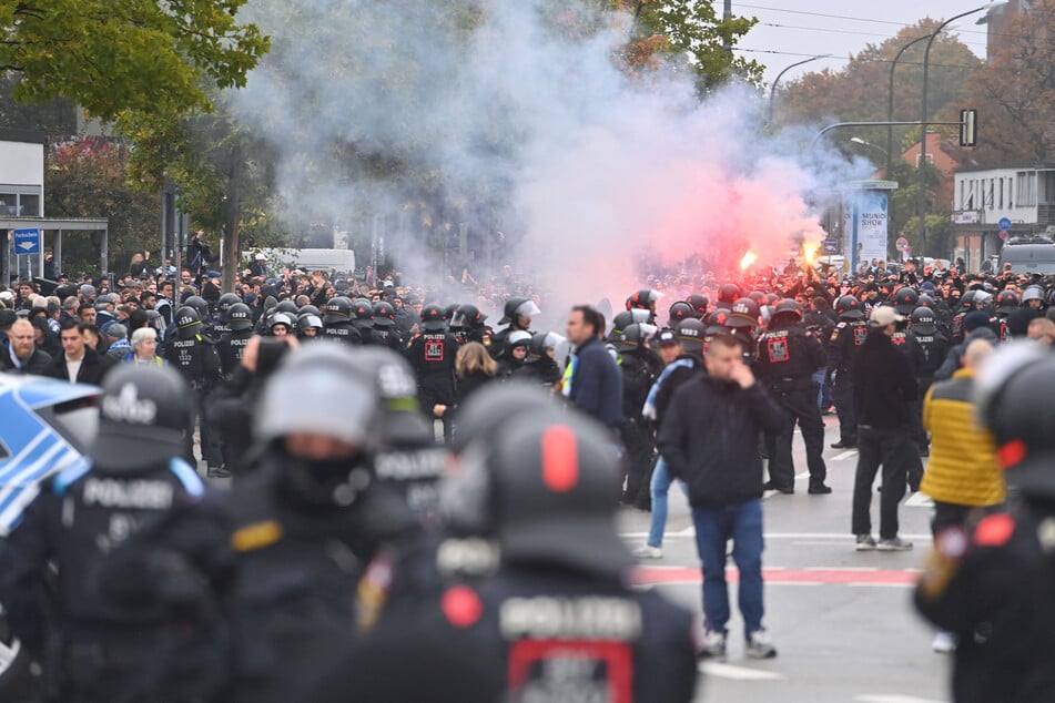 Die Polizei war mit einem Großaufgebot im Einsatz, um die Fan-Lager zu trennen.