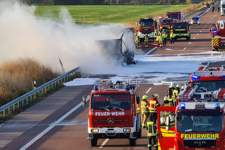 Unfall A9: Gefahrgut-Laster steht in Flammen: A9 teilweise gesperrt