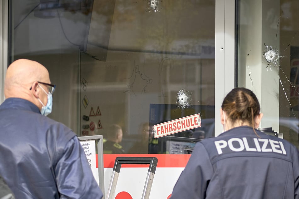 Kriminaltechniker der Polizei sicherten bereits im Oktober Spuren vor der Fahrschule in der Scharnweberstraße. (Archivfoto)