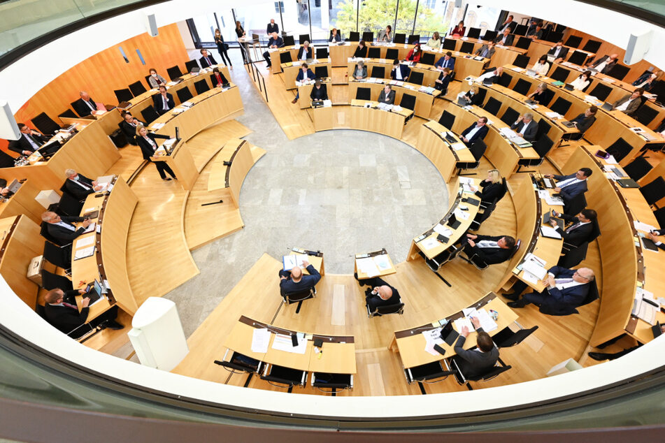 Der Plenarsaal des hessischen Landtags in Wiesbaden: Die nächste Landtagswahl in Hessen findet in etwa zwei Wochen am 8. Oktober statt.