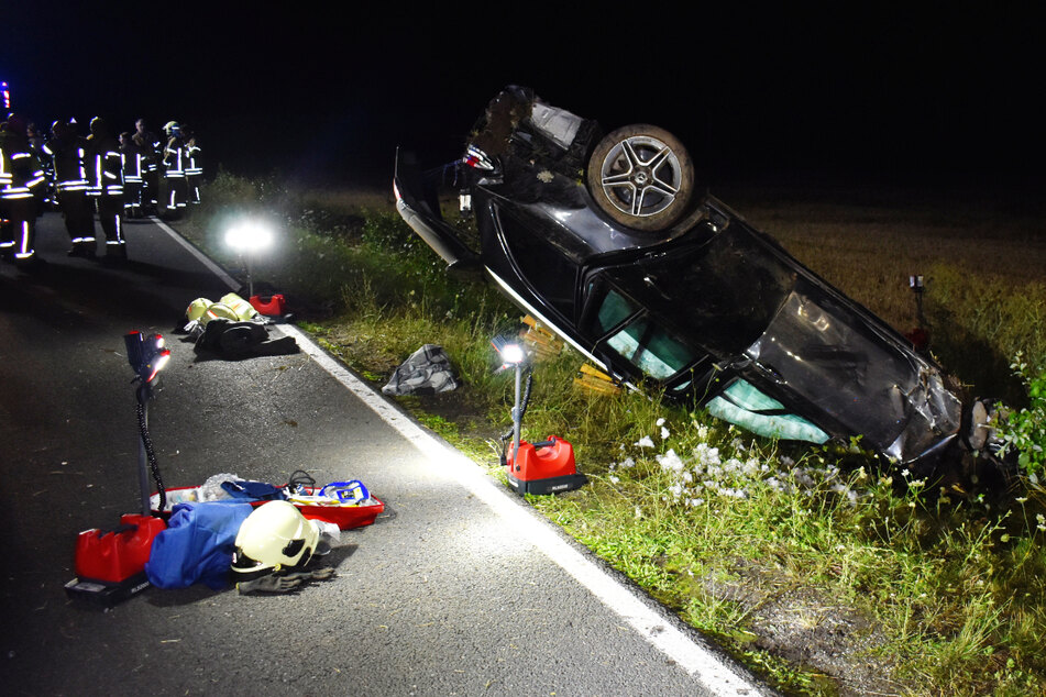 Raser-Crash nahe A14: Mercedes überschlägt sich, Polizei kann in letzter Sekunde ausweichen