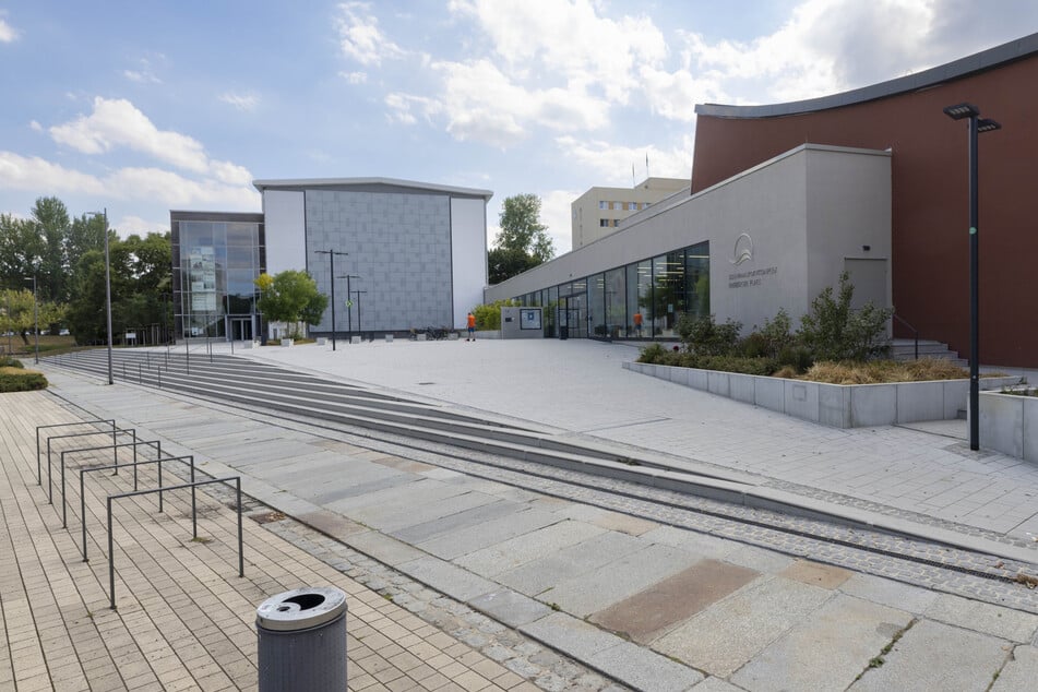 Die Springerhalle (l.) kann wegen Sicherheitsbedenken vorerst nicht mehr genutzt werden.