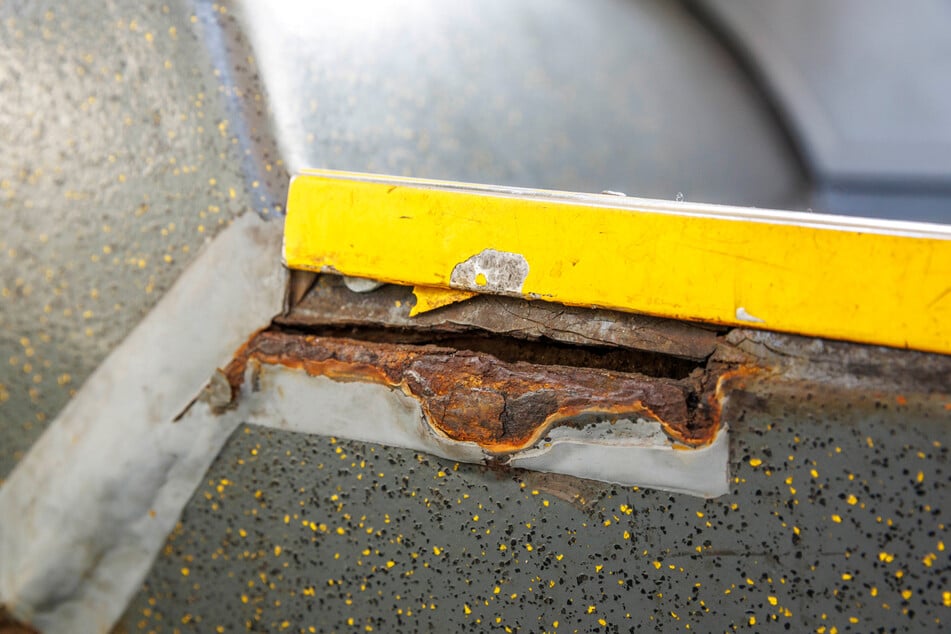 In einigen Fällen hat sich der Rost von außen ins Fahrzeuginnere durchgefressen.